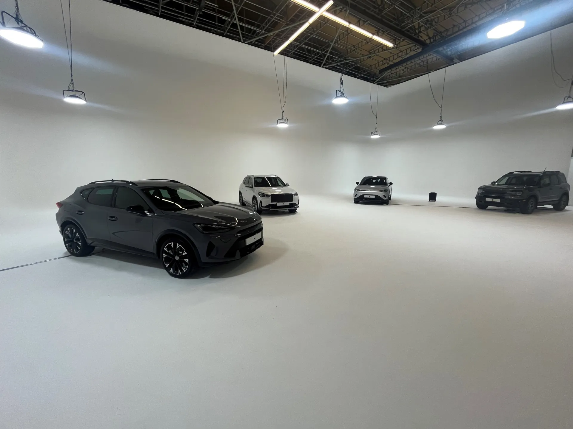 What automotive research agencies and event producers check before booking a studio for a car clinic event.