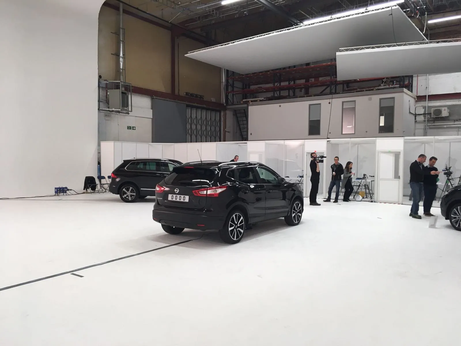 What automotive research agencies and event producers check before booking a studio for a car clinic event.